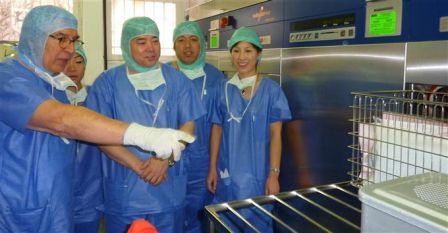 dr-caton-equipe-chinoise-autoclaves-sterilisation.jpg
